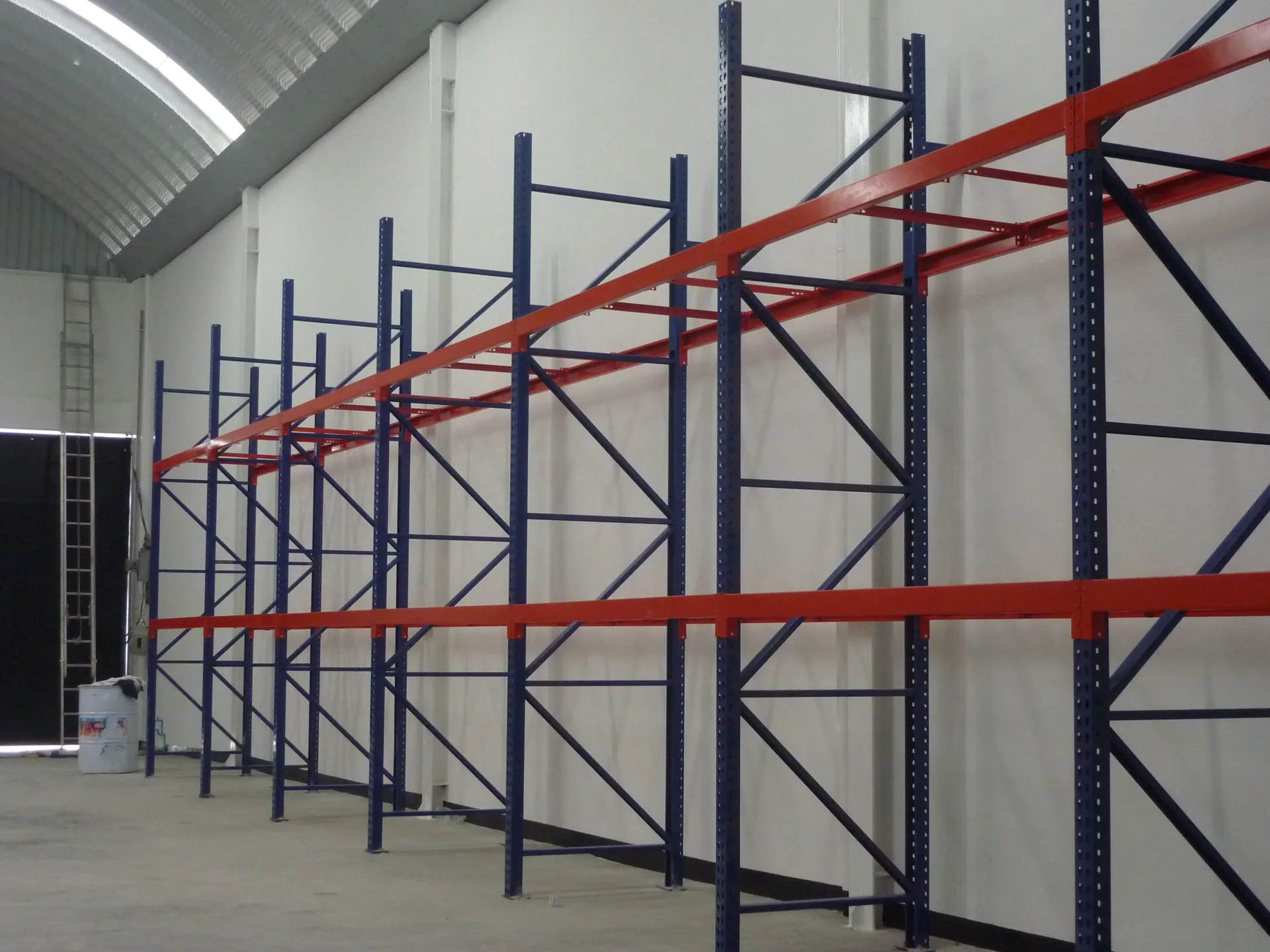 Rack selectivo instalado en almacén industrial